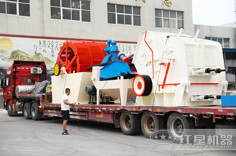 司機師傅打包洗砂機、細沙回收一體機準備發(fā)往安徽現(xiàn)場