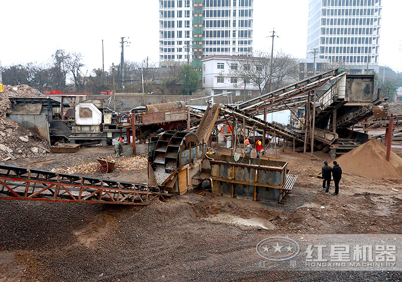 建筑垃圾制沙現(xiàn)場(chǎng)，配置車載制沙機(jī)